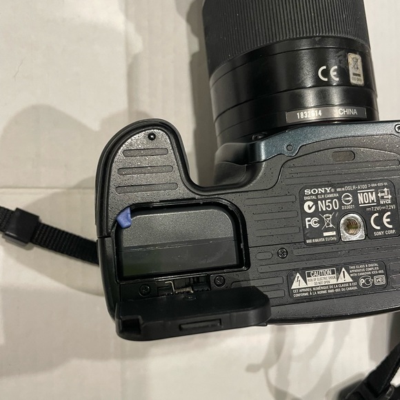 SONY Alpha DSLR A100 Camera - Picture 5 of 9